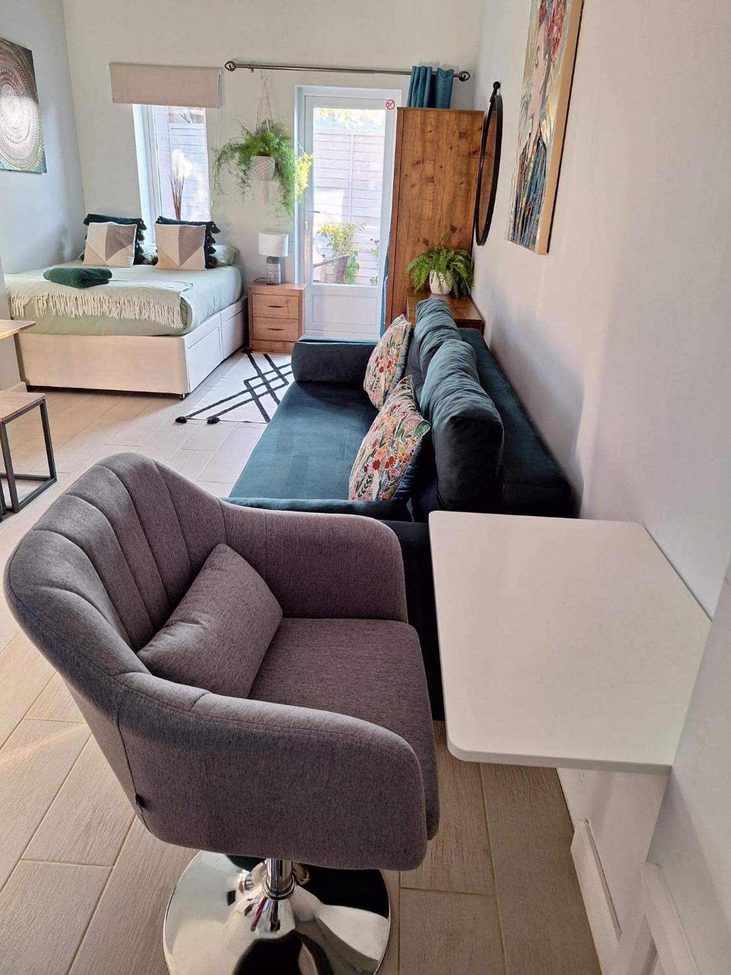 New, Stylish Studio Flat With Private Patio And Free On-Street Parking Check Out At 11Am Bournemouth Ngoại thất bức ảnh